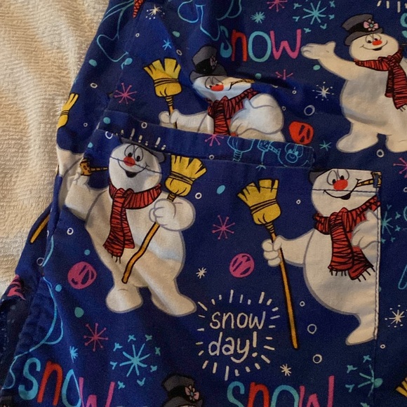 Woman’s Frosty the Snowman scrub top size medium - Picture 3 of 7